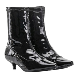 Salto laqueado preto com meia Ragemour 2