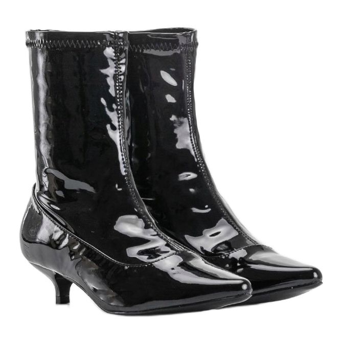 Salto laqueado preto com meia Ragemour 2