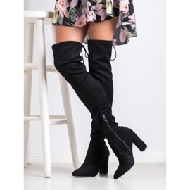 Goodin Mosqueteiros de camurça em um pilar preto 1