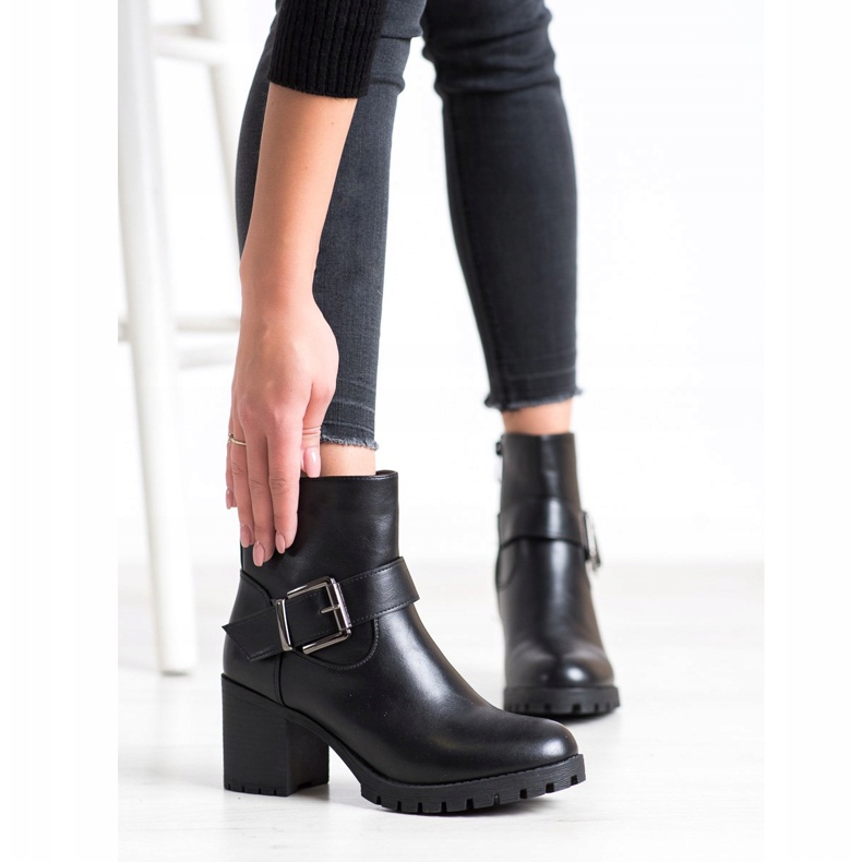 SDS Trabalhadores elegantes em um bar preto 2