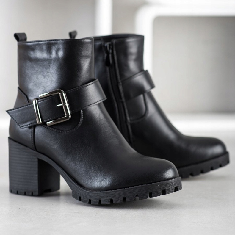 SDS Trabalhadores elegantes em um bar preto 1