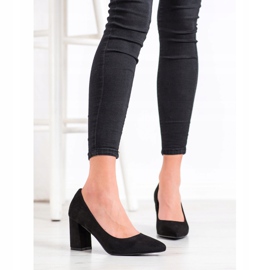 Renda Bombas pretas em um pilar preto 2