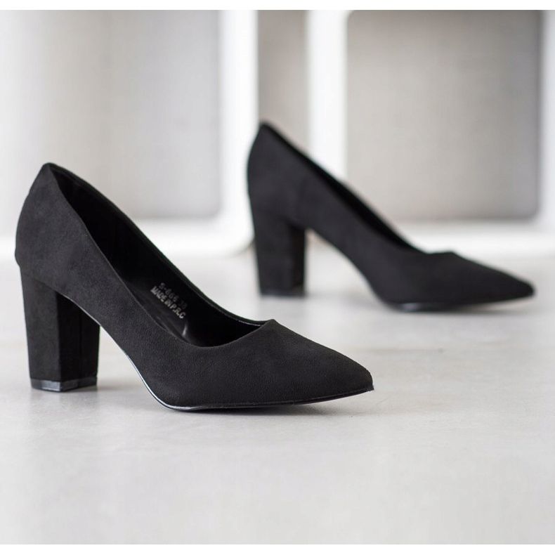 Renda Bombas pretas em um pilar preto 1