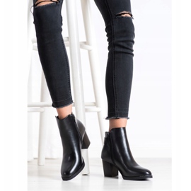 J. Star Botas confortáveis em um poste preto 1 J. Star Botas confortáveis em um poste preto 1