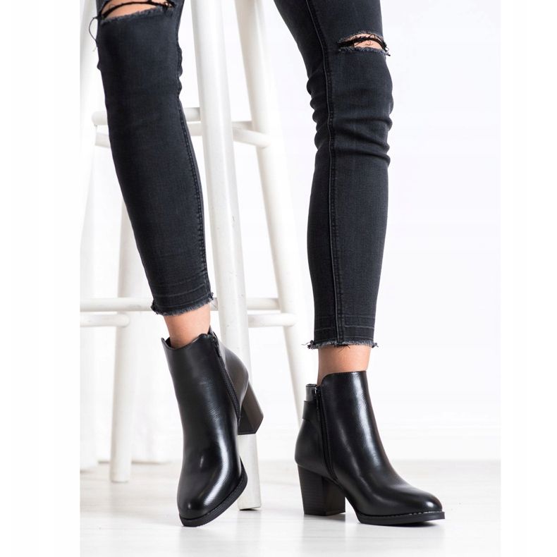 J. Star Botas confortáveis em um poste preto 1 J. Star Botas confortáveis em um poste preto 1