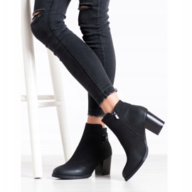 J. Star Botas confortáveis em um poste preto 2 J. Star Botas confortáveis em um poste preto 2