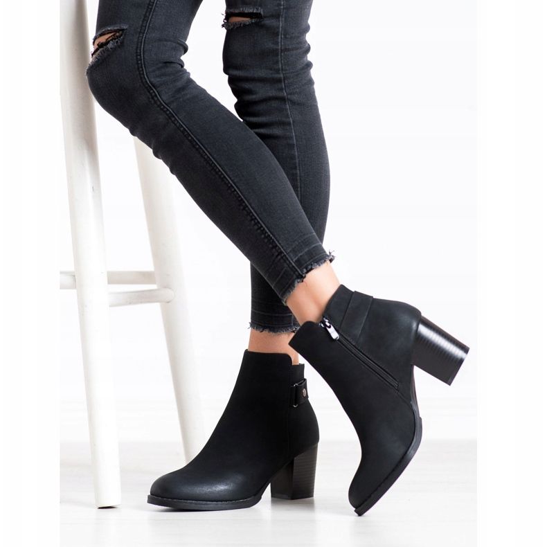 J. Star Botas confortáveis em um poste preto 2 J. Star Botas confortáveis em um poste preto 2