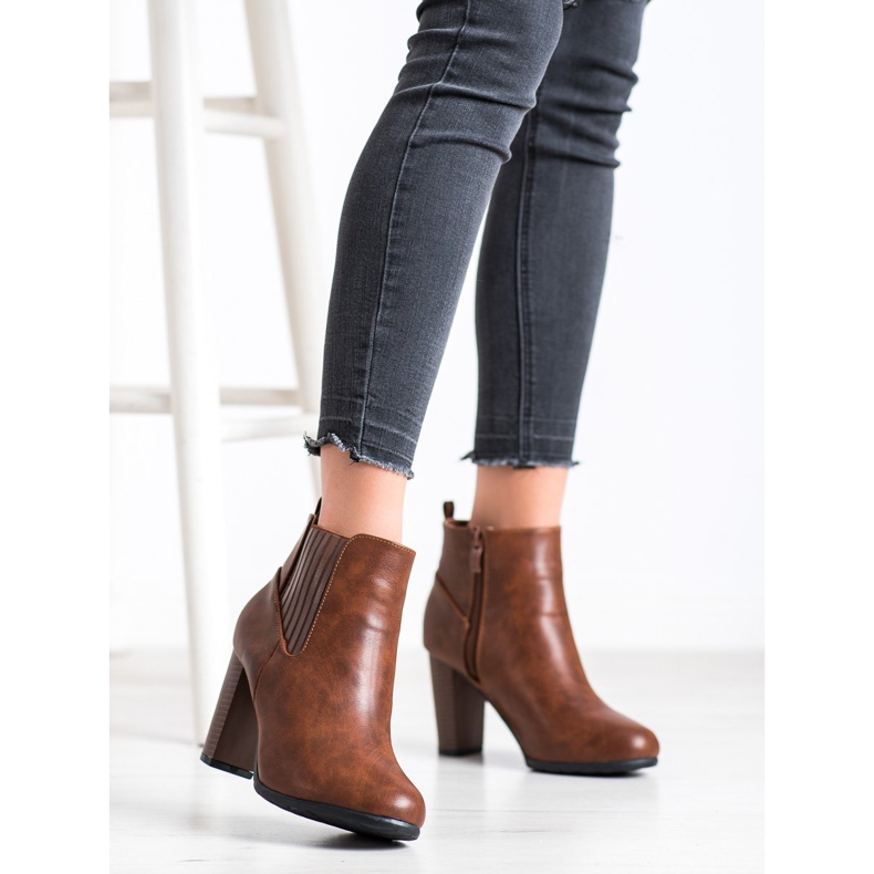 Abloom Botas confortáveis em um pilar castanho 2 Abloom Botas confortáveis em um pilar castanho 2