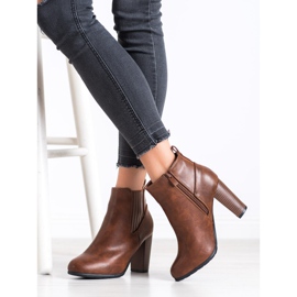 Abloom Botas confortáveis em um pilar castanho 1 Abloom Botas confortáveis em um pilar castanho 1