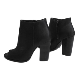 Botas abertas de Sarah Black em um post preto 1