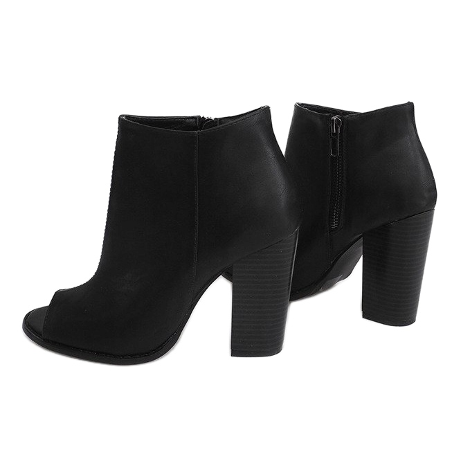 Botas abertas de Sarah Black em um post preto 1