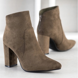 Ideal Shoes Botas clássicas em uma postagem marrom cáqui 2