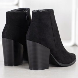 Super Me Botas pretas em um poste largo preto 1