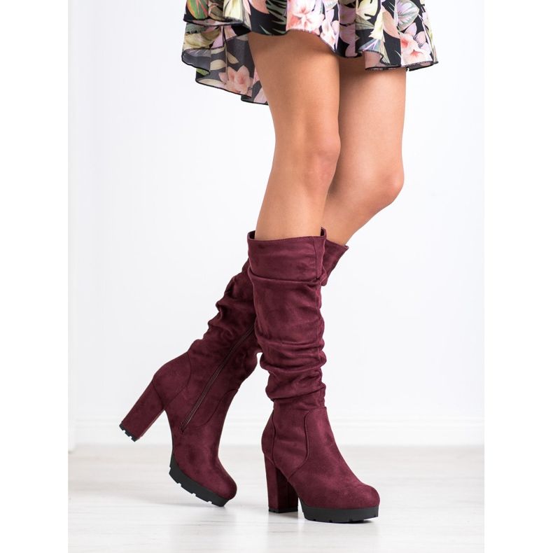 SHELOVET Botas marrons no pilar vermelho 1