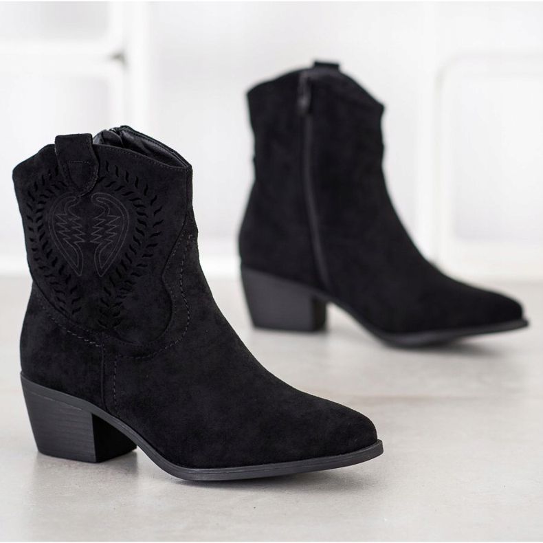 Cm Paris Cowgirls com um padrão preto 1