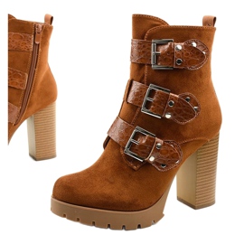 Botas de camurça marrom no poste de Lilybank 1