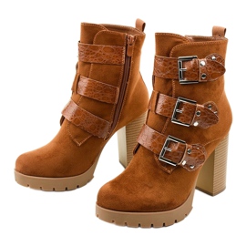 Botas de camurça marrom no poste de Lilybank 2
