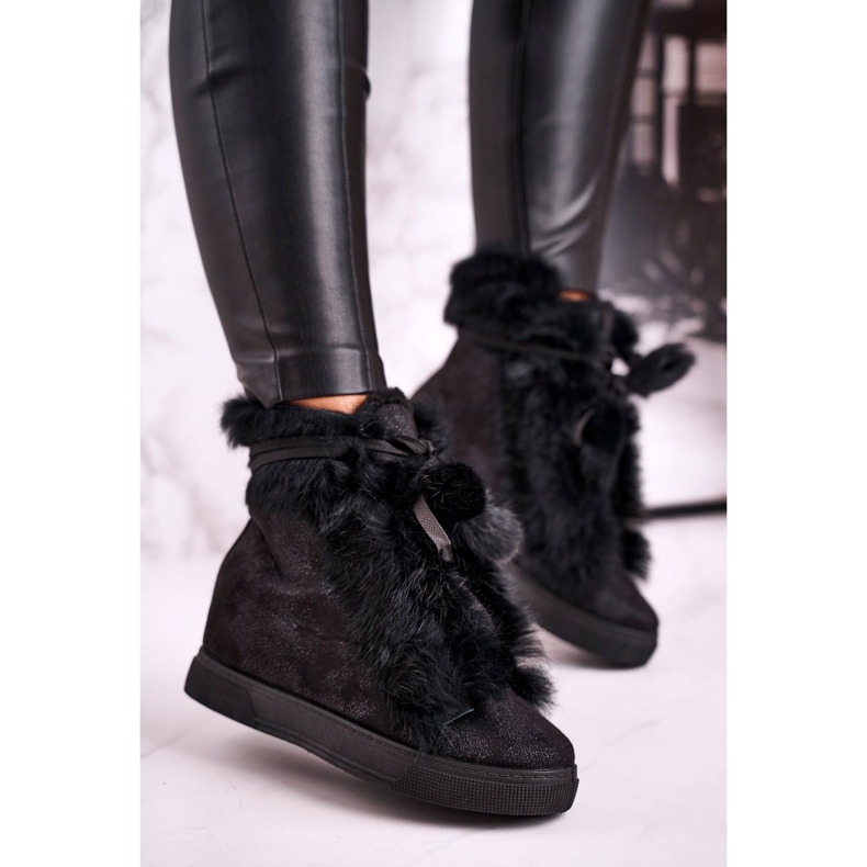 Tênis feminino de cunha preta com pelo preto bonito prata 1