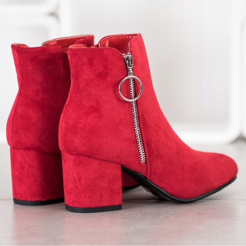 Queen Vivi Botas vermelhas em um poste vermelho 1