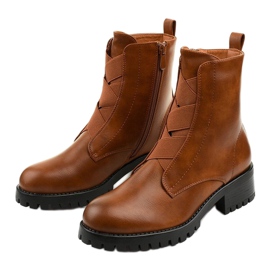 Botas marrons no poste de Chanhett isolado marrom 2