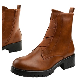 Botas marrons no poste de Chanhett isolado castanho 1