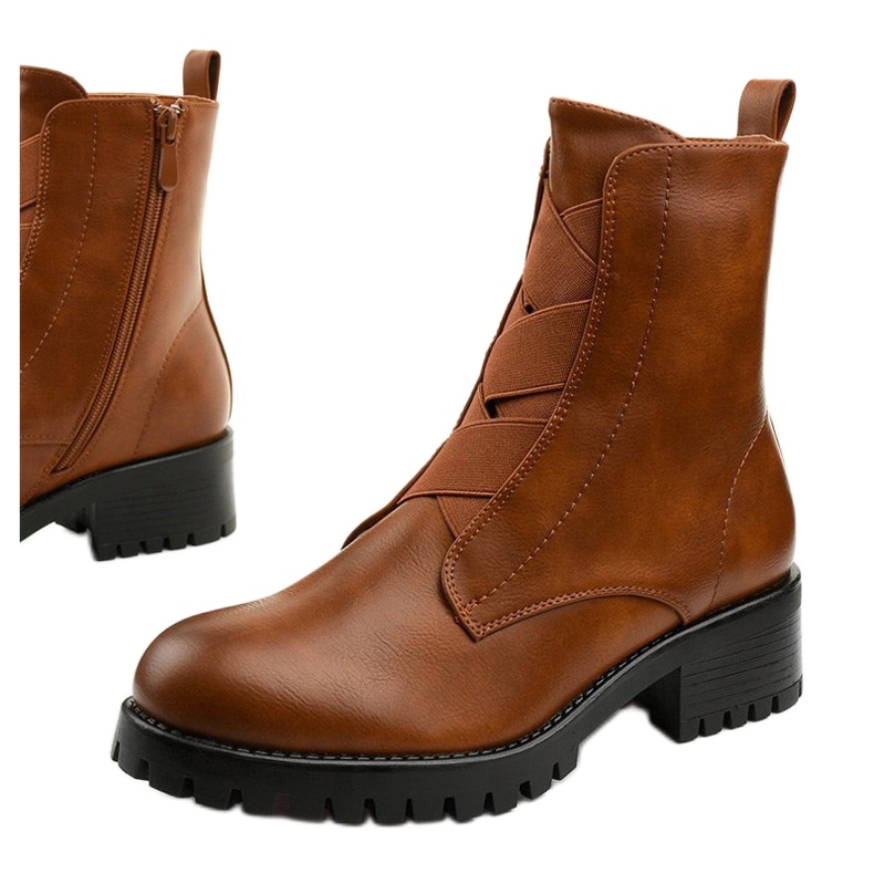 Botas marrons no poste de Chanhett isolado marrom 1