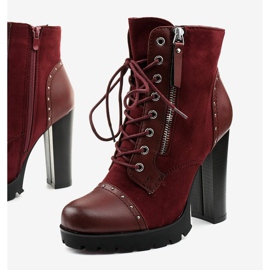 Botas cor de vinho no posto Holaxalim vermelho 1