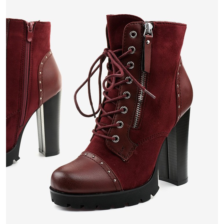 Botas cor de vinho no posto Holaxalim vermelho 1