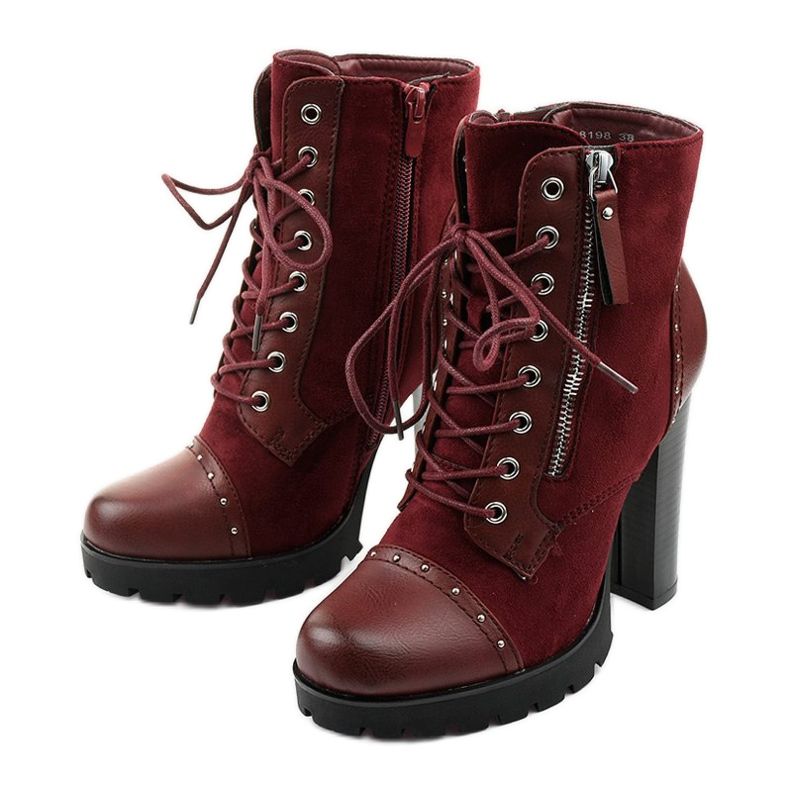 Botas cor de vinho no posto Holaxalim vermelho 2