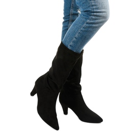 Botas pretas em um salto grosso de Fourmane preto 1