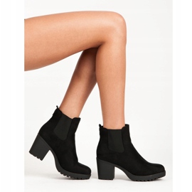 Queentina Chelsea Boots em um bar preto 1