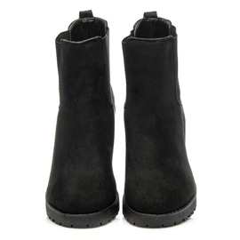 Queentina Chelsea Boots em um bar preto 2