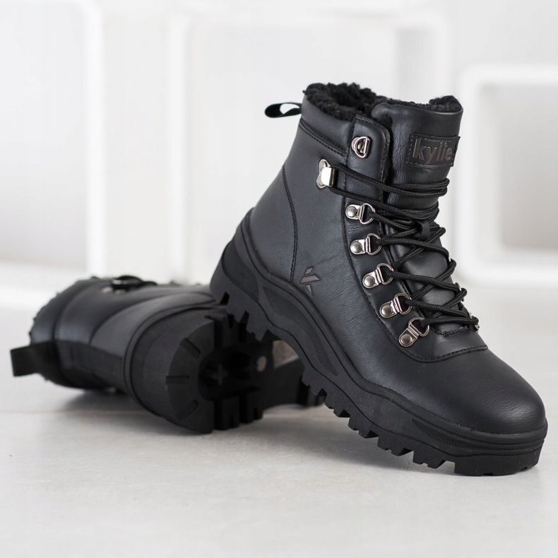 Kylie Caçadores na plataforma preto 1