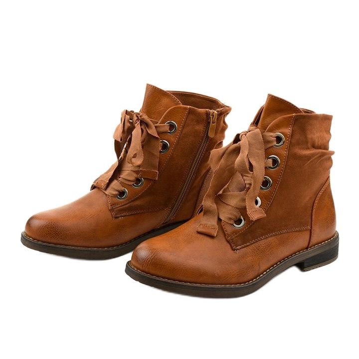 Botas rasas de camelo com zíper, imitação de couro Stechford castanho amarelo 2 Botas rasas de camelo com zíper, imitação de couro Stechford castanho amarelo 2
