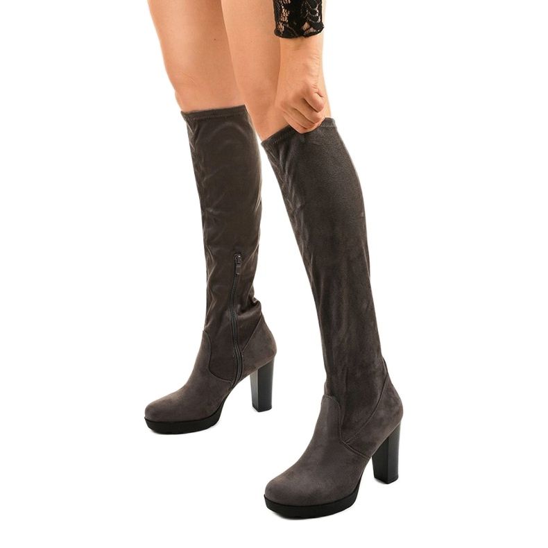 Botas cinza no poste feitas de camurça eco Funnyfreeze 1