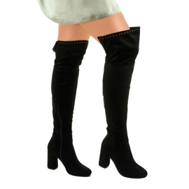 Botas pretas isoladas com uma parte superior de jatos infravermelhos preto 1