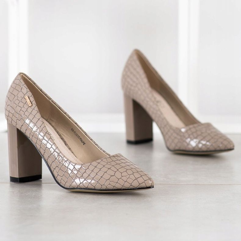 Goodin Bombas elegantes em um pilar bege 1