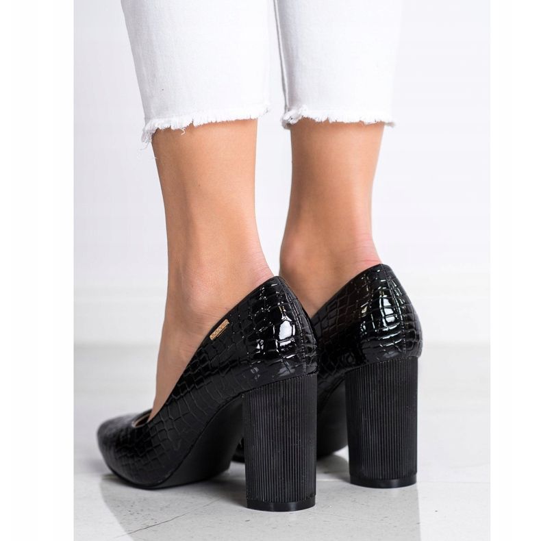 Goodin Bombas em um pilar preto 1