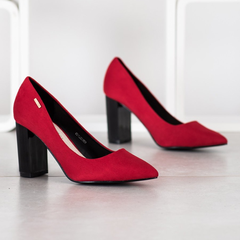 Goodin Bombas em um pilar preto vermelho 1