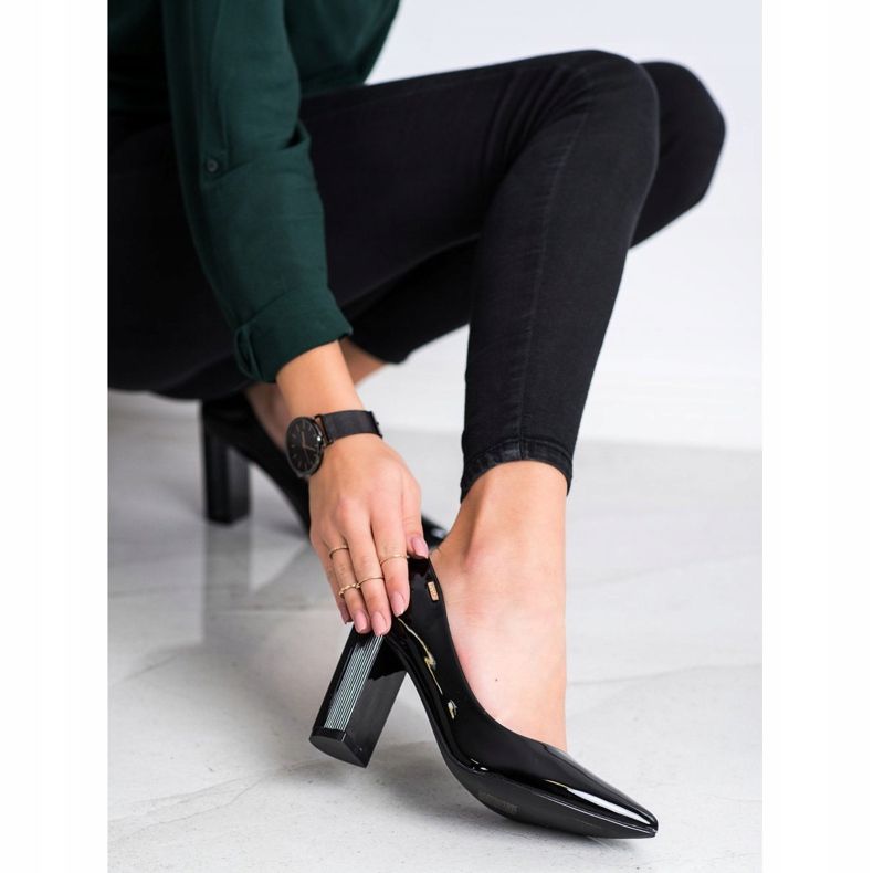 Goodin Bombas em um pilar preto 2