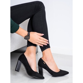 Goodin Bombas em um pilar preto 2