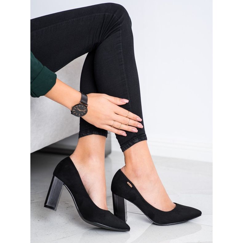 Goodin Bombas em um pilar preto 2