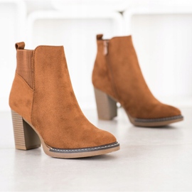 Super Mode Sapatinhos de camelo em uma postagem marrom amarelo 1