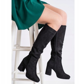 Goodin Botas de camurça em um pilar preto 1