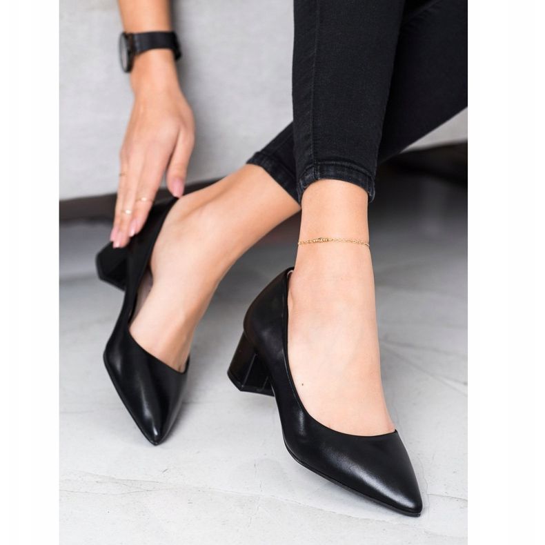 Goodin Bombas em um pilar baixo preto 2