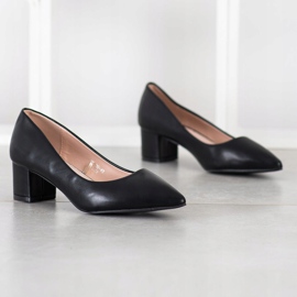 Goodin Bombas em um pilar baixo preto 1