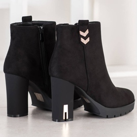 Bestelle Botas de camurça com enfeite preto 1