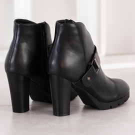 Sabatina Botas elegantes no poste preto 1