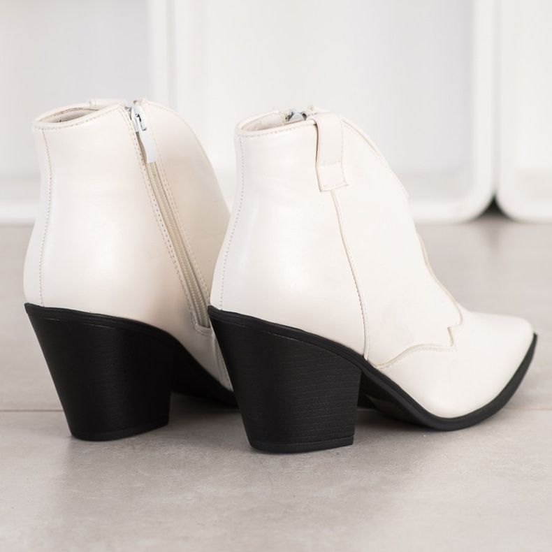 Queen Vivi Cowgirls curtas no Spitz branco 1