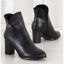 Sabatina Botas elegantes com recorte preto 1